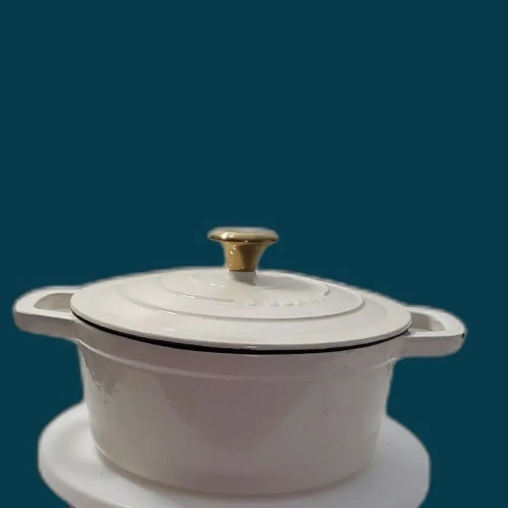 Le Creuset Signature Round Dutch Oven/Casserole with a gold knob 3QT